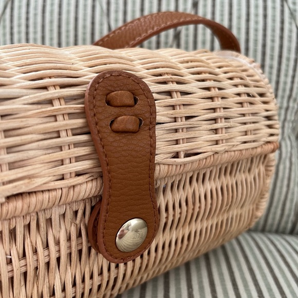 Express Rattan Crossbody - Picture 9 of 10